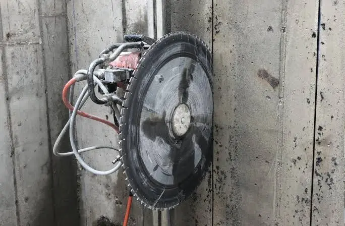 ბეტონის ზუსტი ჭრა: ალმასური ტექნოლოგია სუფთა და უსაფრთხო შედეგისთვის