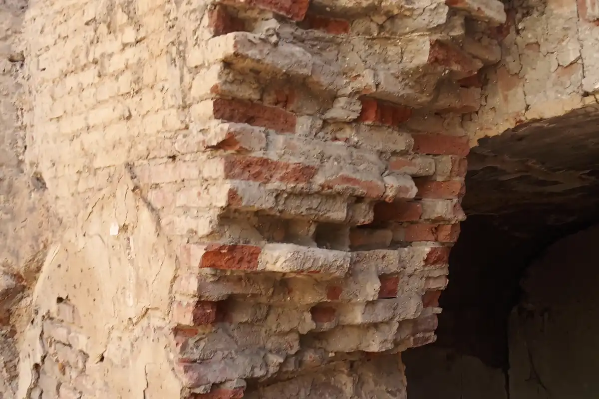 აგურის კედლის დემონტაჟი - აგურის ნაგებობების სრული დაშლა