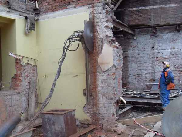 ბეტონის ჭრა — აგურის კედლის ჭრა ალმასური მეთოდით