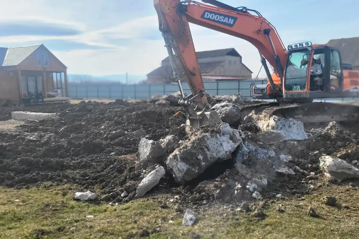 ექსკავატორით დანგრევა - შენობების სწრაფი ნგრევა ექსკავატორით