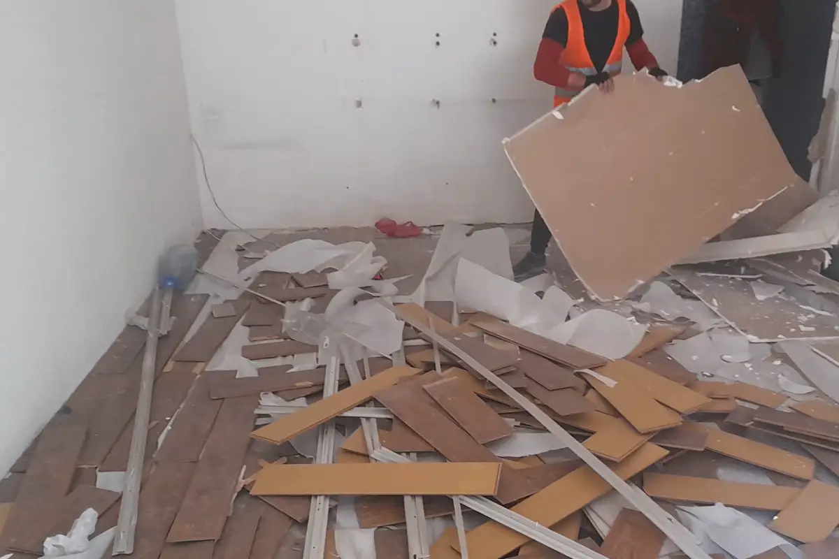 ლამინატის აყრა - ძველი ლამინატის მოხსნა