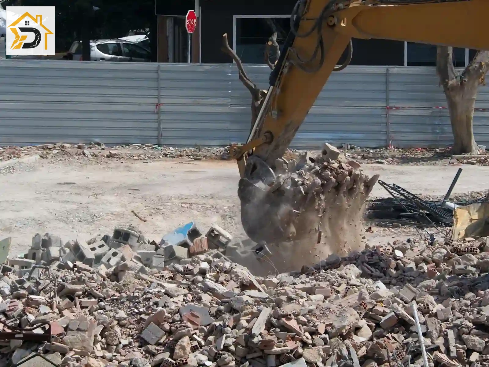 სადემონტაჟო სამუშაოები — ნარჩენების აღება ტრაქტორით