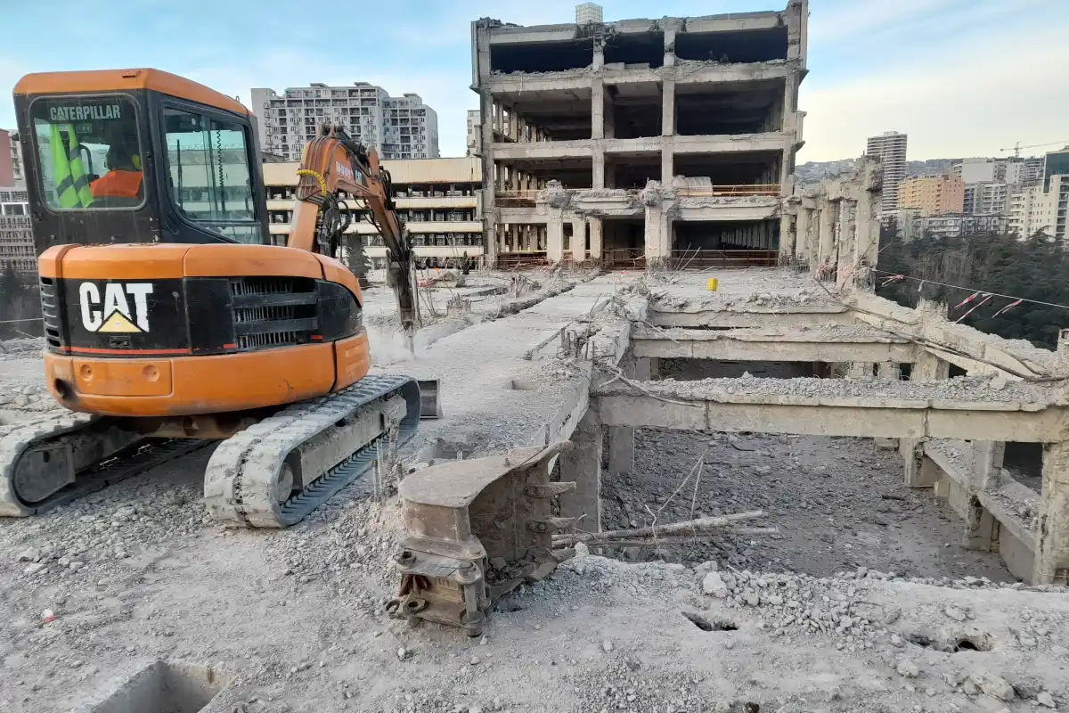 ტრაქტორით დემონტაჟი - მძიმე ტექნიკის გამოყენებით შენობის დანგრევა