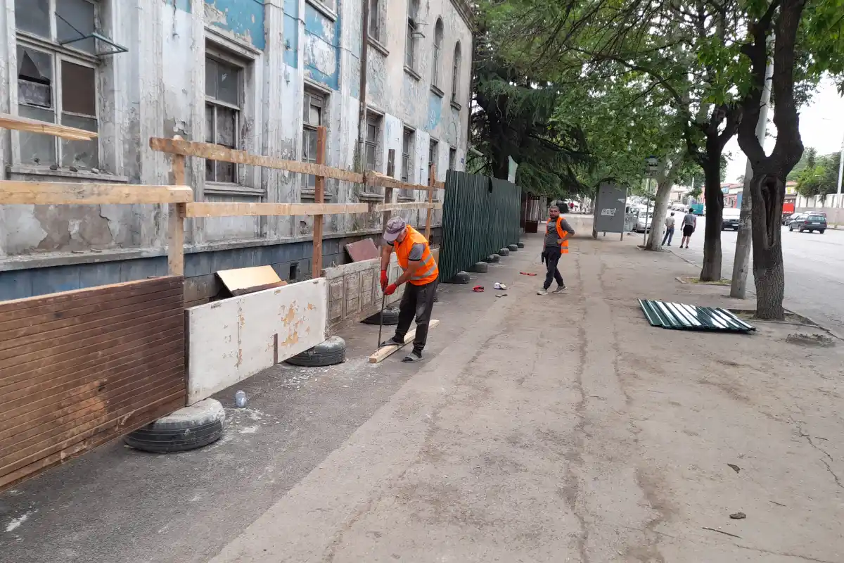 ღობის დემონტაჟი - ბეტონის და ლითონის ღობის დაშლა