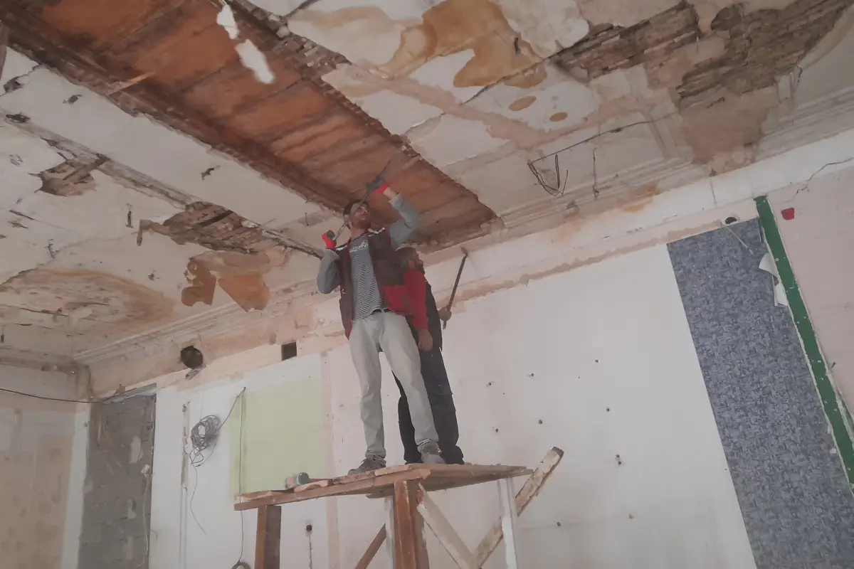 ჭერის დემონტაჟი - ძველი ჭერის სრული მოხსნა