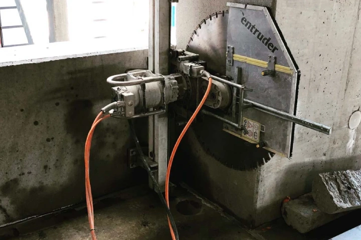 ბეტონის კედლის ჭრა და ღიობის მომზადება