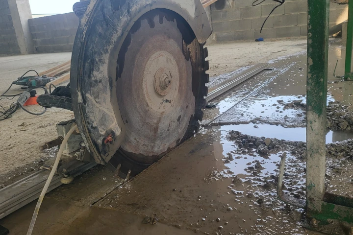 იატაკის ჭრა: ბეტონისა და მოჭიმული იატაკის (სტიაჟკის) დამუშავება