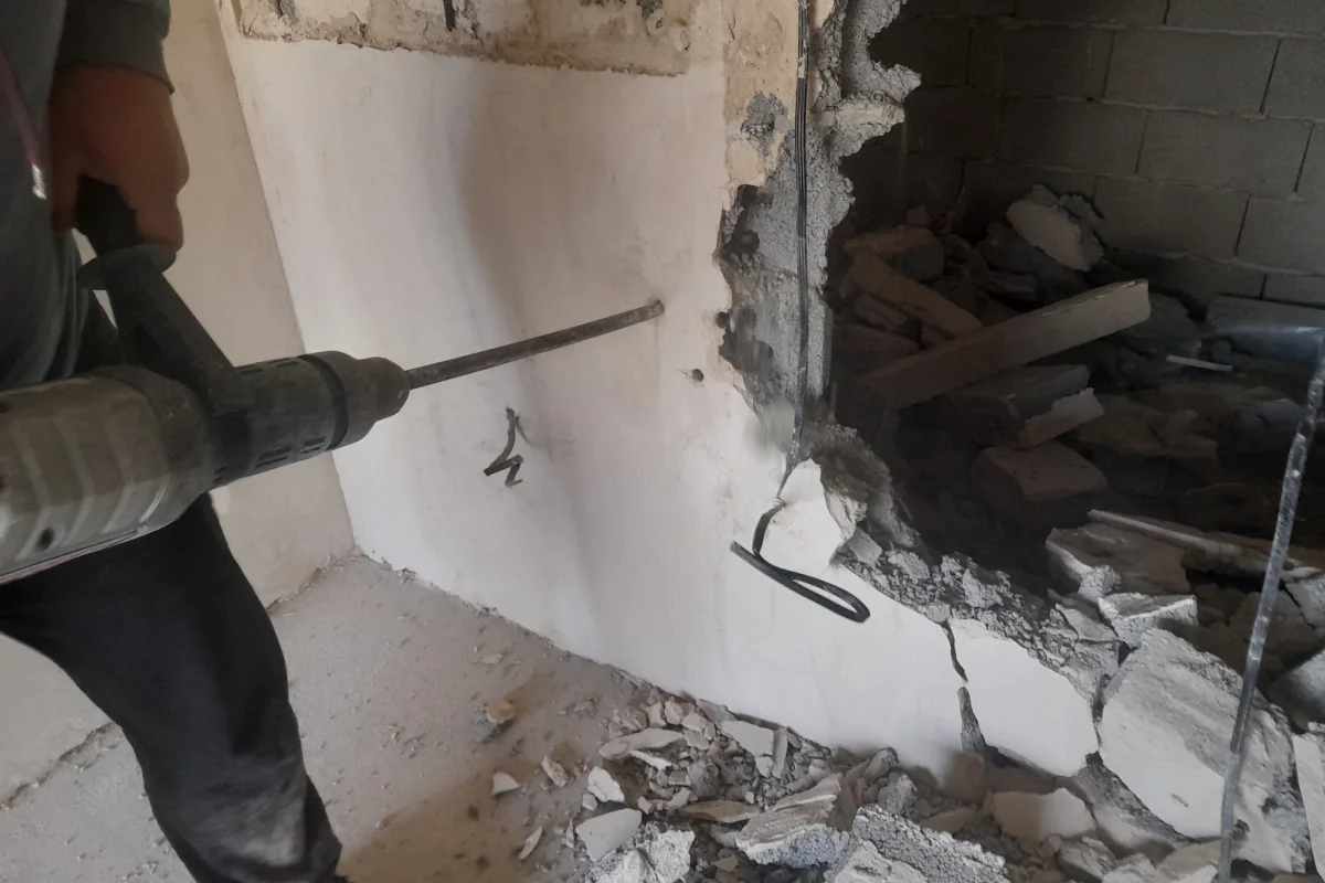 kedlis dangreva - wall demolition works