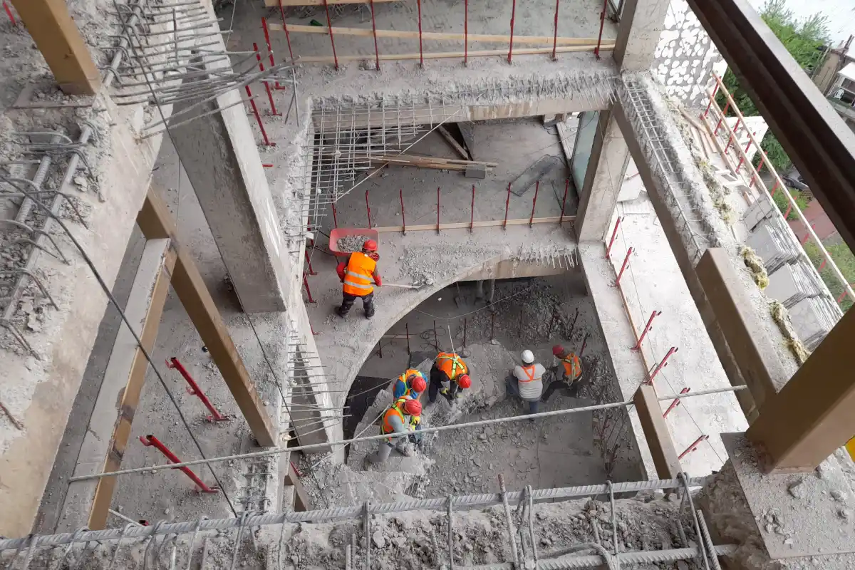 კიბის ღიობის დემონტაჟი - გადახურვის ფილის ამოჭრა