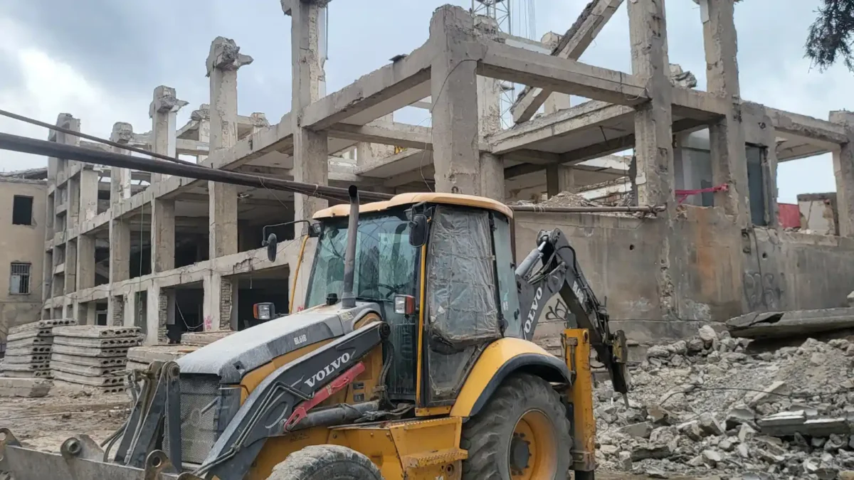 შენობა ნაგებობის დემონტაჟი | კედლებისა და იატაკის დემონტაჟი თბილისში