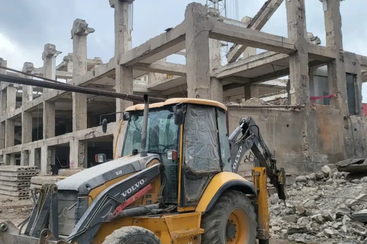 შენობა ნაგებობის დემონტაჟი | კედლებისა და იატაკის დემონტაჟი თბილისში