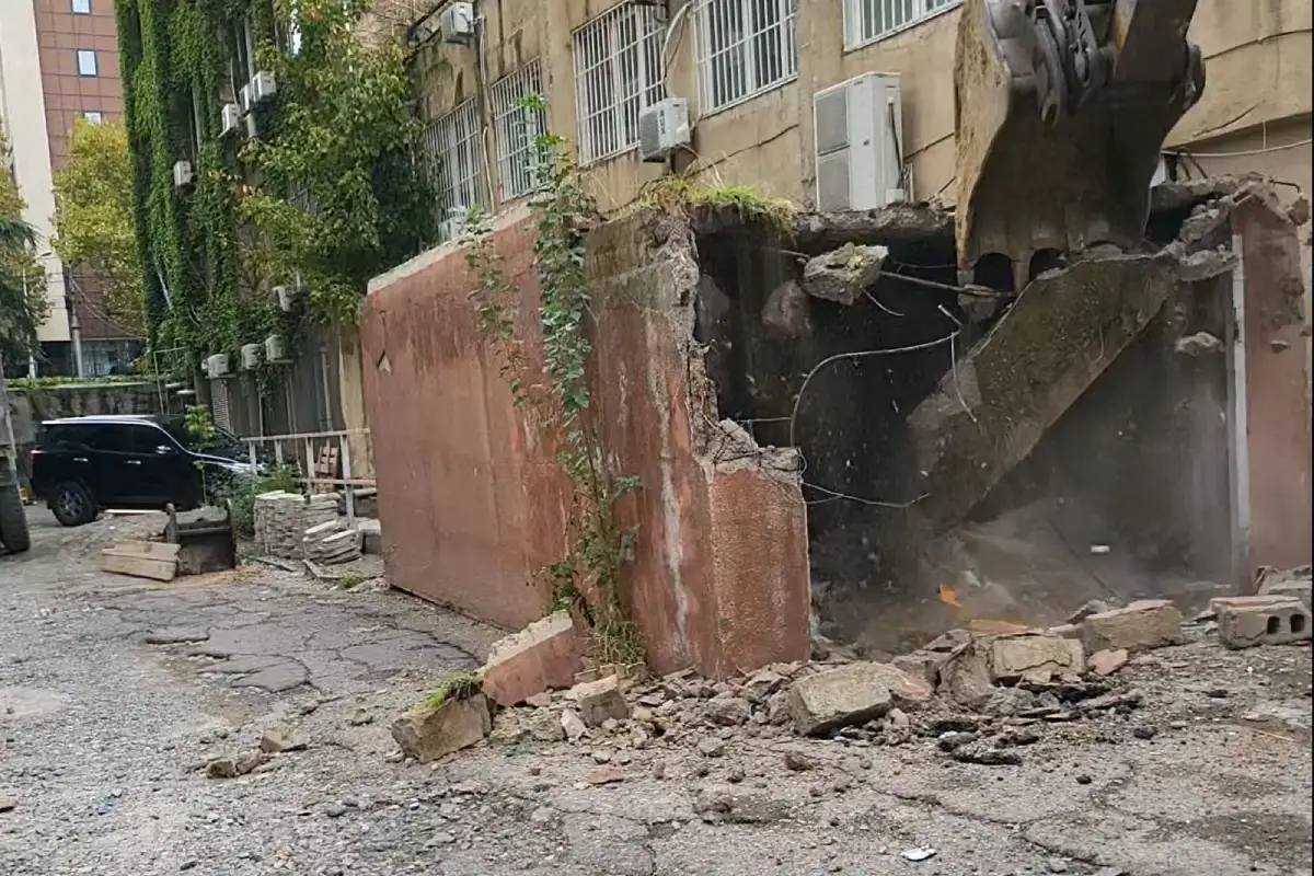 ავტოფარეხების დემონტაჟი - გარაჟების პროფესიონალური დაშლა