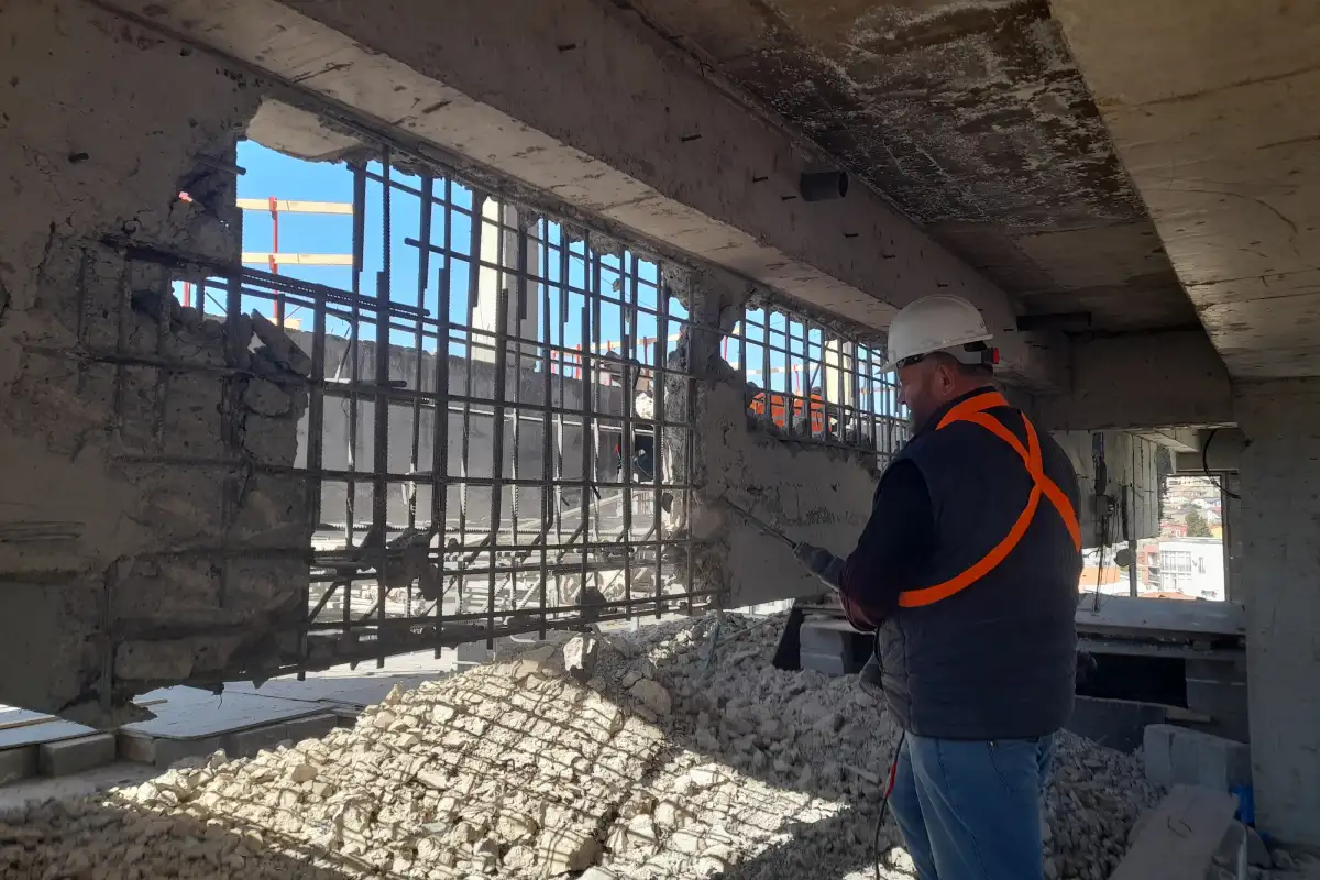 ბასეინის დემონტაჟი - ბეტონის საცურაო აუზის სრული დაშლა