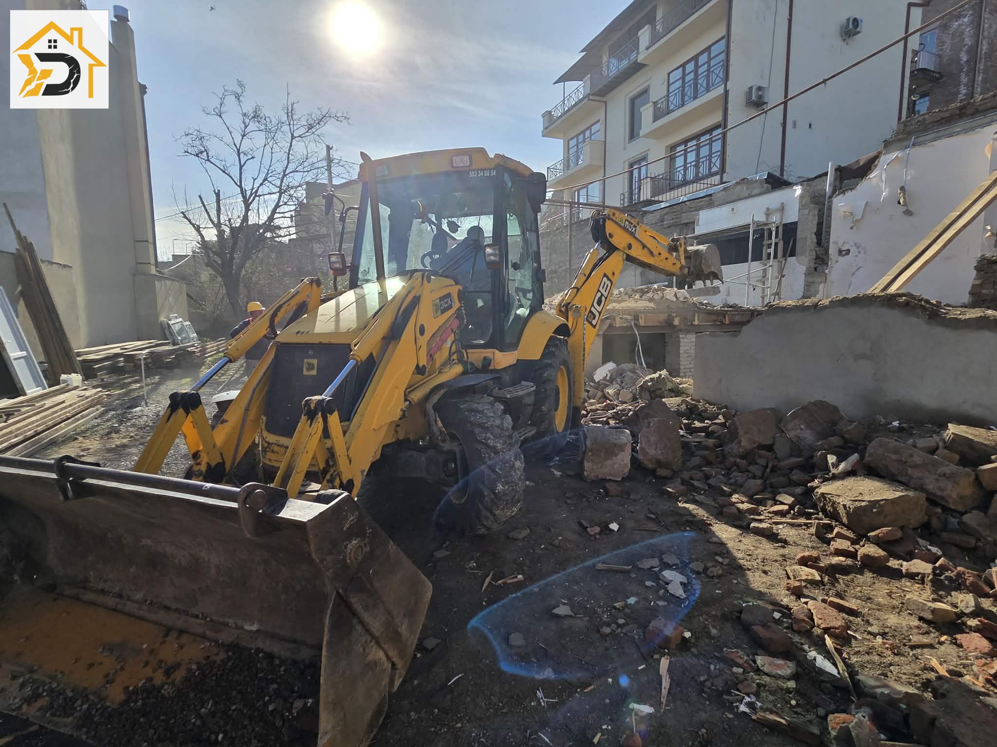 დემონტაჟი ტრაქტორით — მძიმე ტექნიკის გამოყენება შენობების დასაშლელად