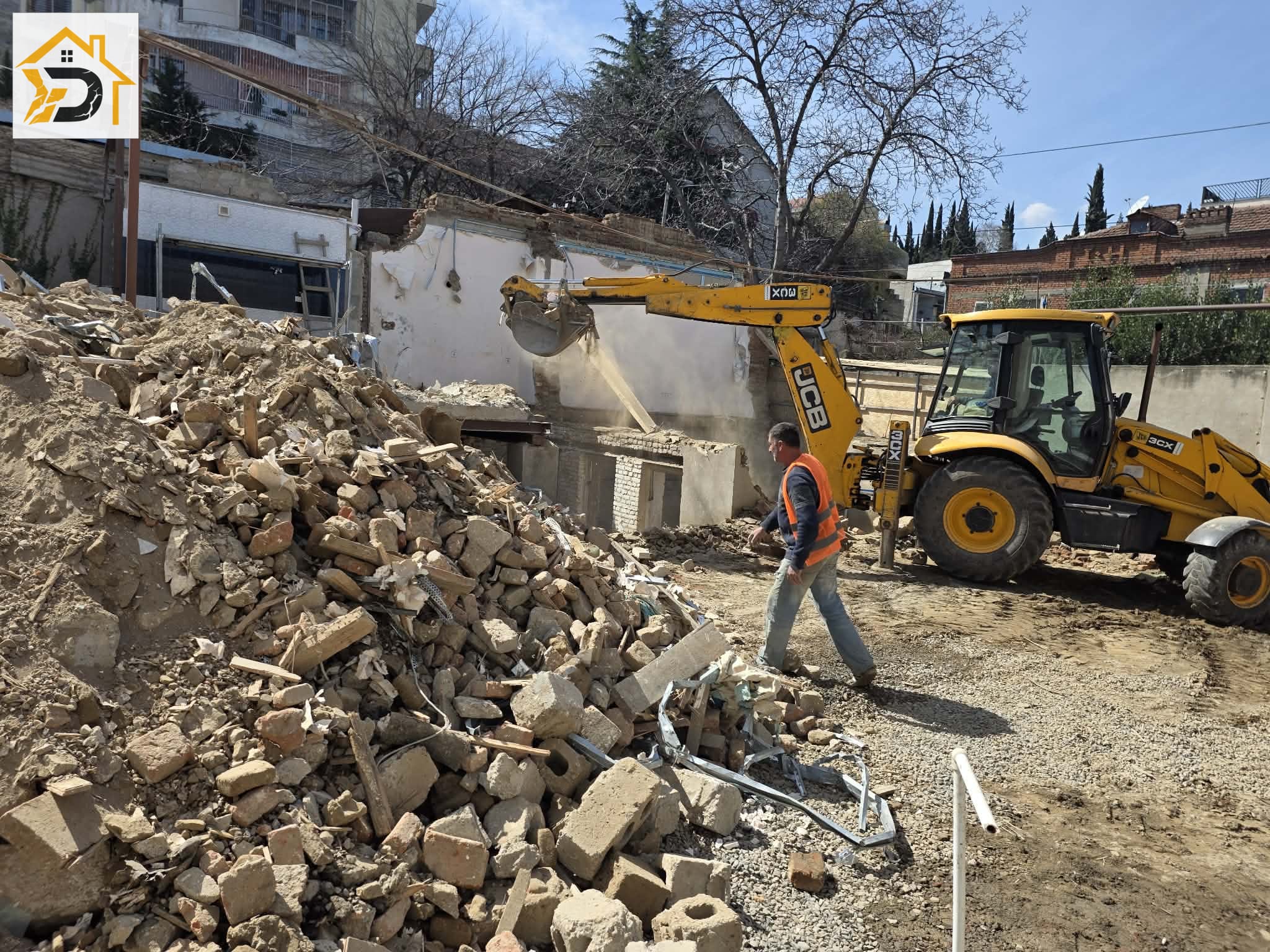 შენობის დემონტაჟი ტრაქტორის გამოყენებით — პროფესიონალური ნგრევა