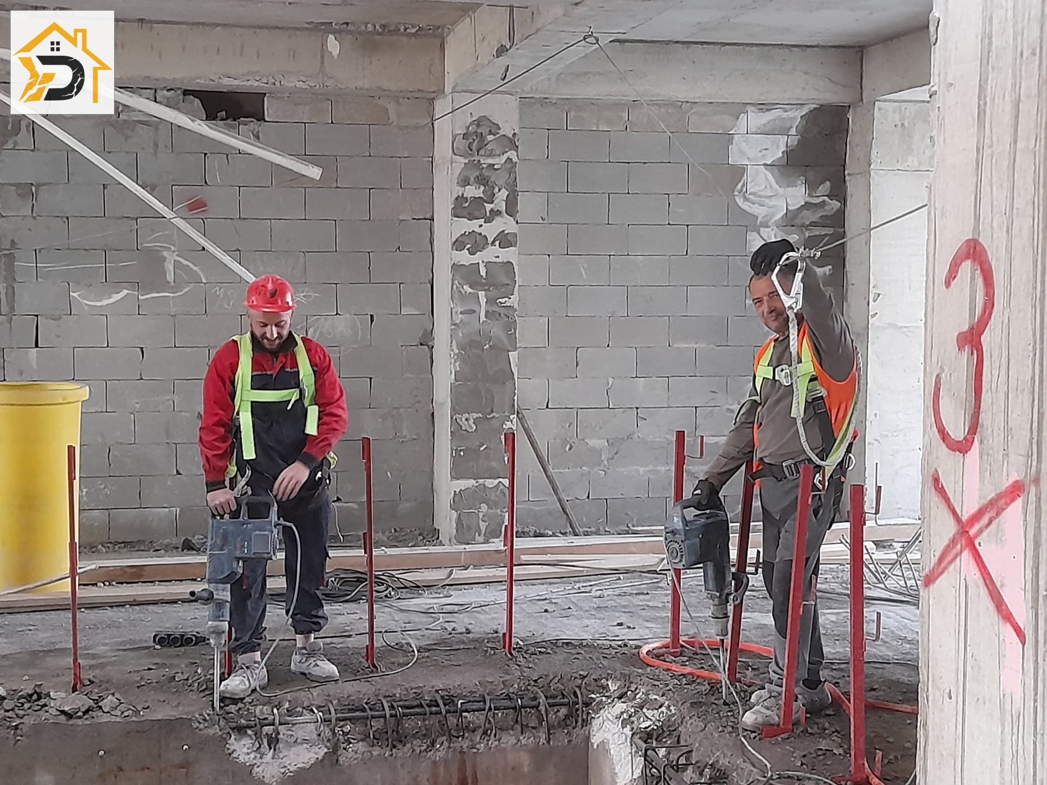 დემონტაჟის პროცესი — პროფესიონალური ხელსაწყოებით სამუშაო