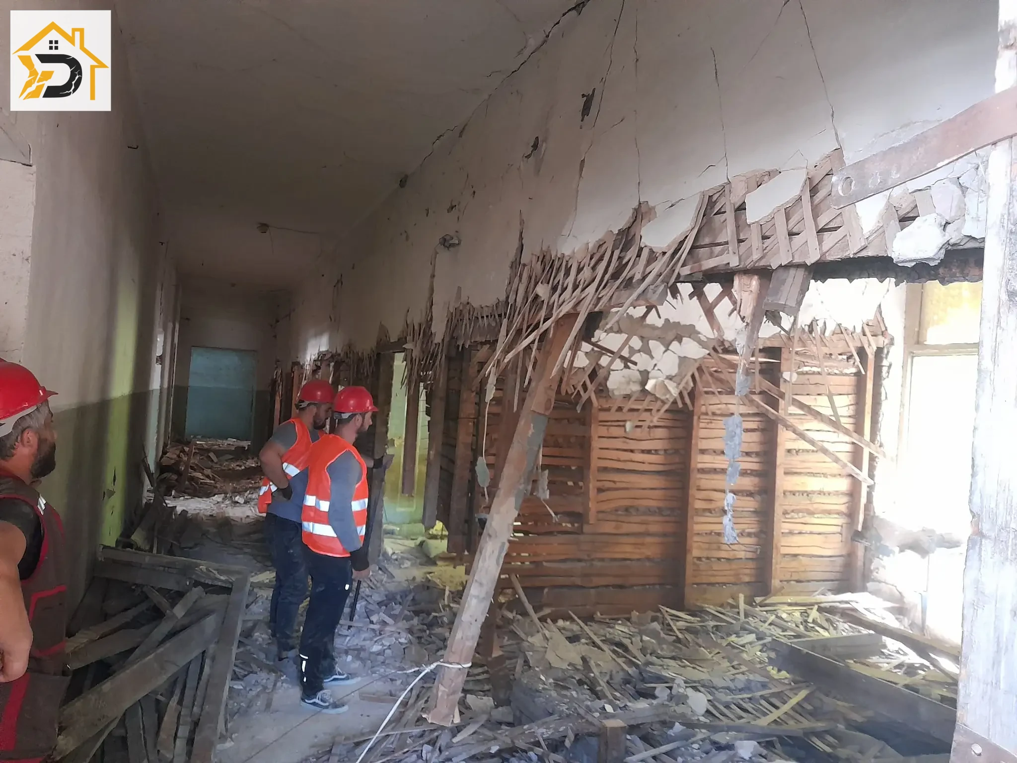 კედლის დანგრევა - დემონტაჟის პროცესი მიმდინარეობს