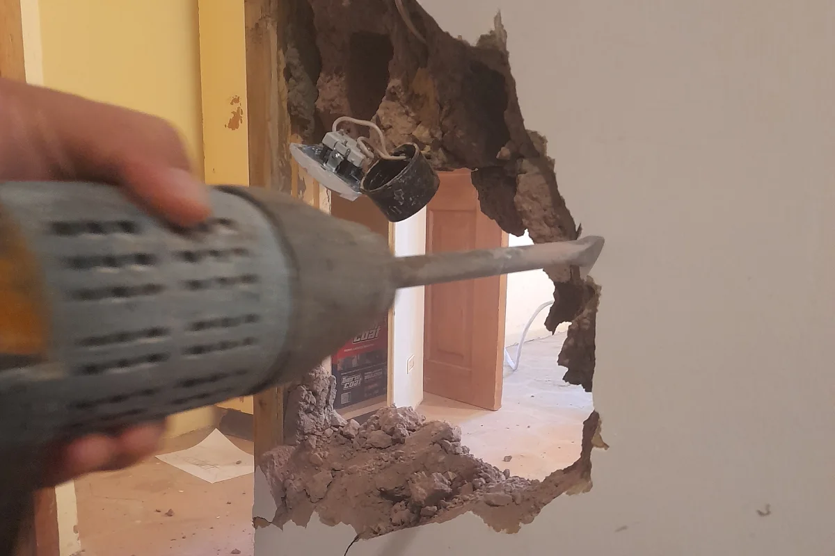 კედლის დემონტაჟი - აგურის და ბლოკის კედლების დაშლა