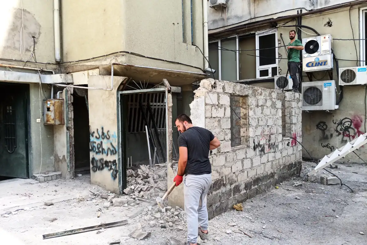 მიშენებული კედლის დემონტაჟი - არასანქცირებული კედლის მოხსნა