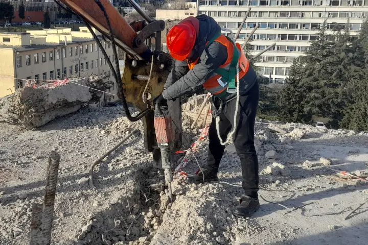 ბეტონის იატაკის დემონტაჟი პერფორატორით