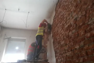 ნალესის მოხსნა და კედლების მომზადება რემონტისთვის