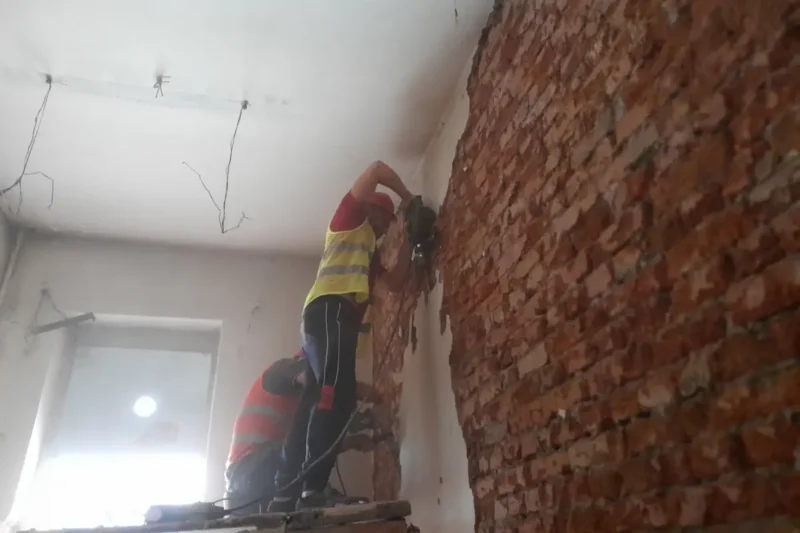 ნალესის დემონტაჟი აგურის კედლიდან