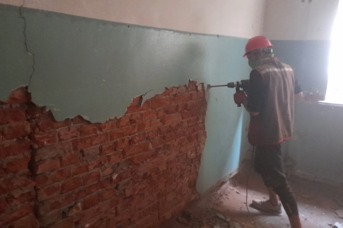 ნალესის მოხსნა - გალესილი კედლის დემონტაჟი