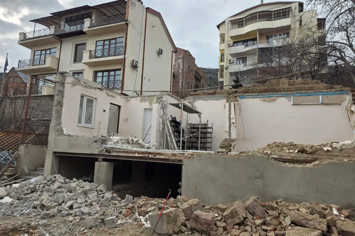 სახლის დაშლა - ძველი სახლის ეტაპობრივი დაშლა