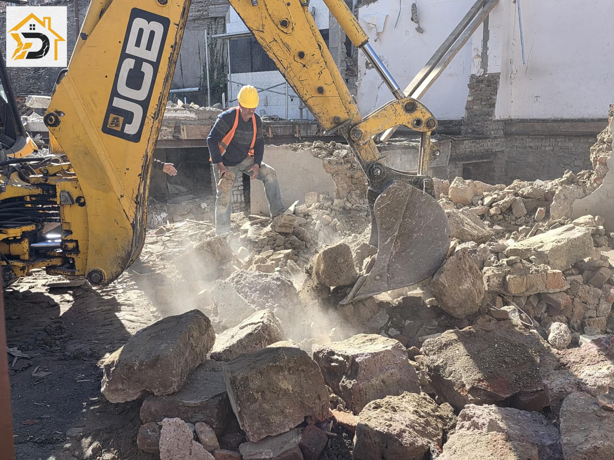 სახლის სრული დემონტაჟი — ძველი ნაგებობის დაშლა საძირკვლამდე