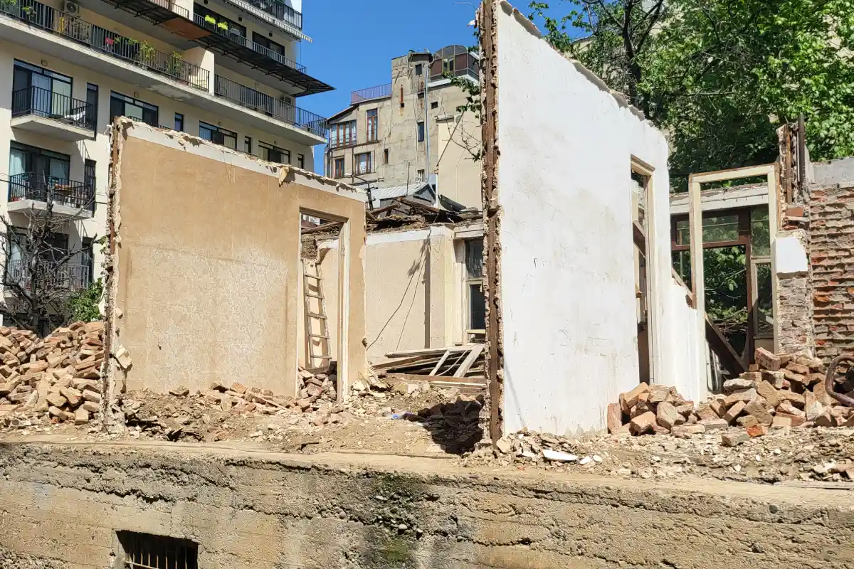 სახლის დემონტაჟი - კერძო სახლის სრული დანგრევა