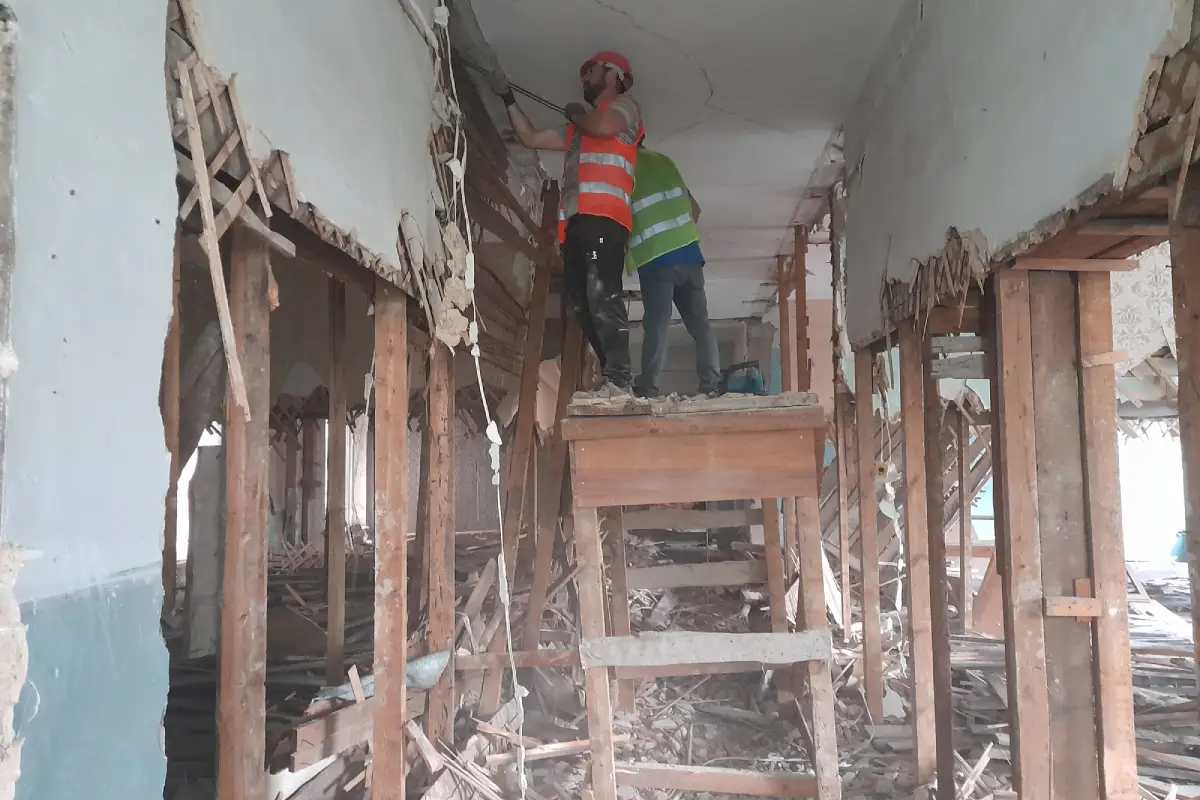 ტიხრების დემონტაჟი - ბლოკის და აგურის დაშლა