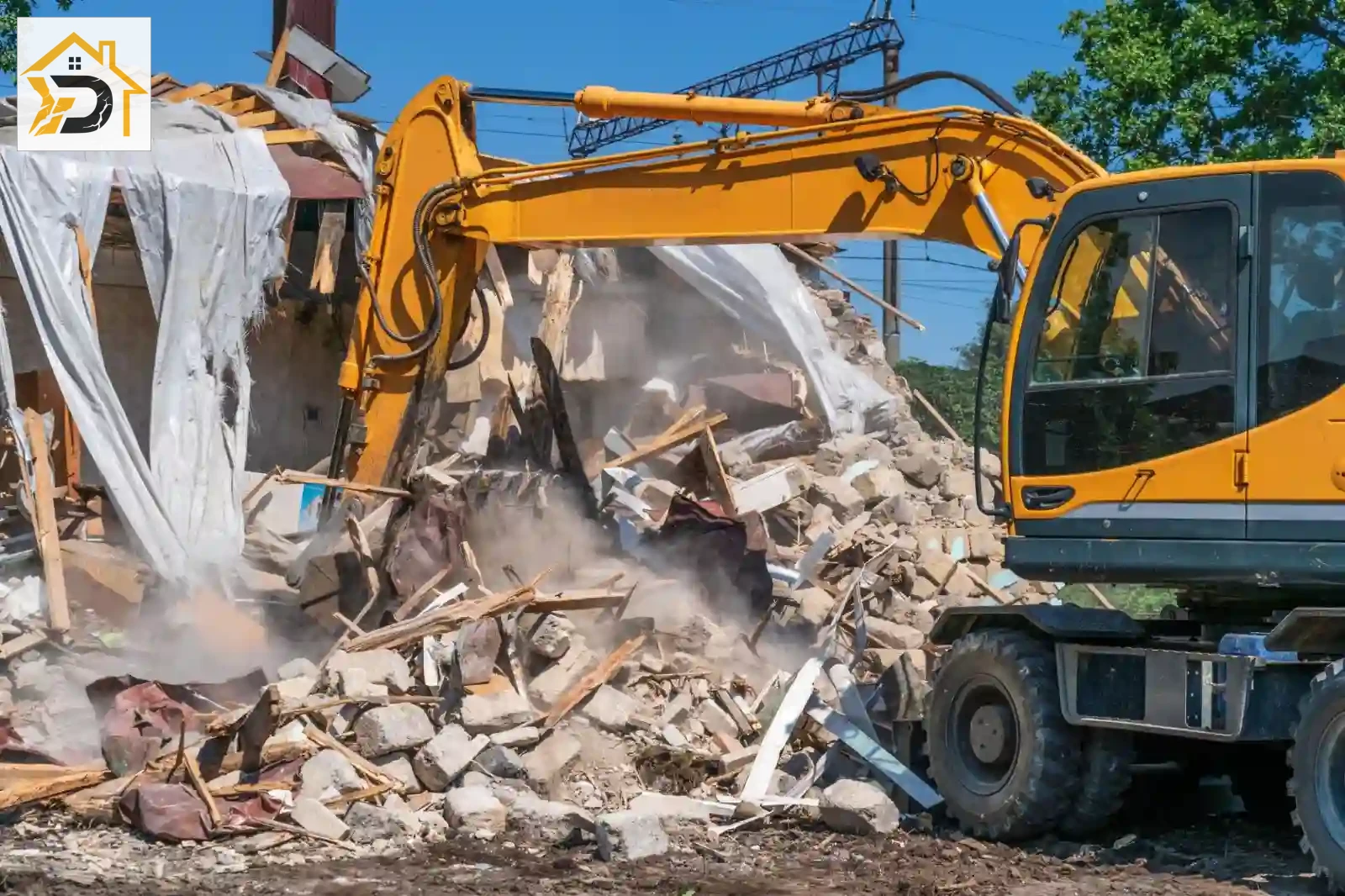 დემონტაჟის სამუშაოები — ტრაქტორით შენობის ნგრევის პროცესი